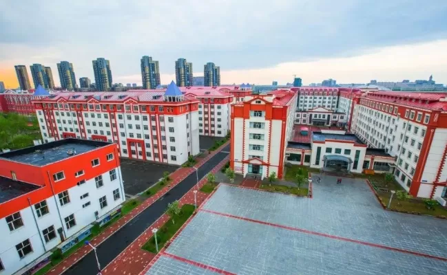 黑龙江外国语学院和黑龙江开放大学哪个好？核心差异在办学模式与培养目标