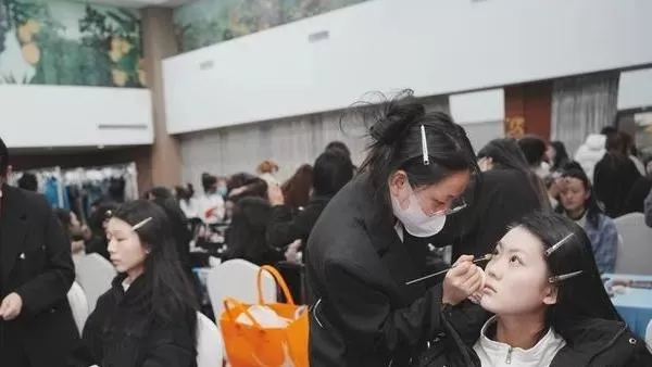 贵阳悦风美妆学院靠谱吗？本质是产教融合型职业培训机构