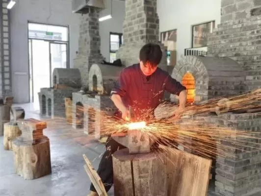 全国唯一做宝剑的专业是什么？本质是冷兵器技艺的现代传承与创新