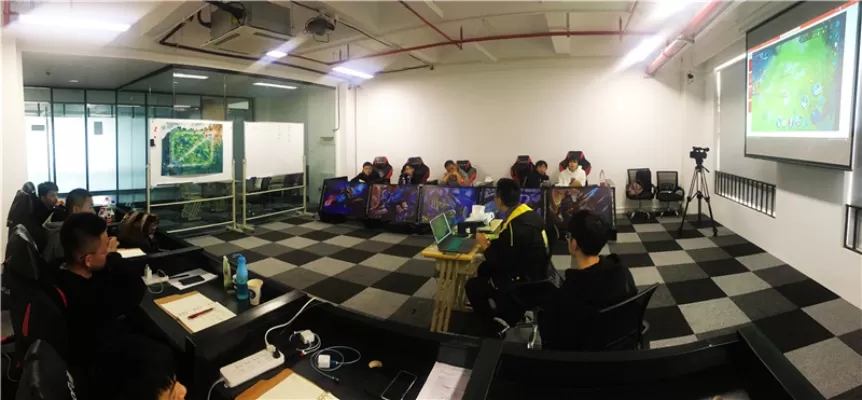 深圳青鸟电竞学院是什么性质的机构？它如何定义电竞教育的新标准