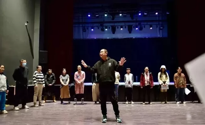 戏剧学院毕业后干什么？揭秘舞台内外的广阔天地