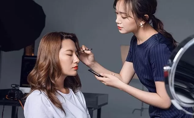 呼市专业化妆培训学校怎么选？这份全方位指南告诉你答案