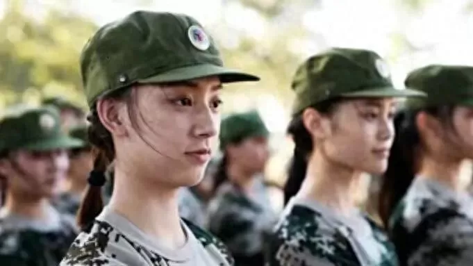 大学军训服装是自己买吗？从统一配发到自愿购买的多元模式探析