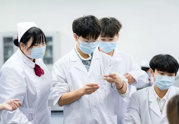 卫校最吃香的三个专业是什么？解析护理、医学检验与药学就业前景