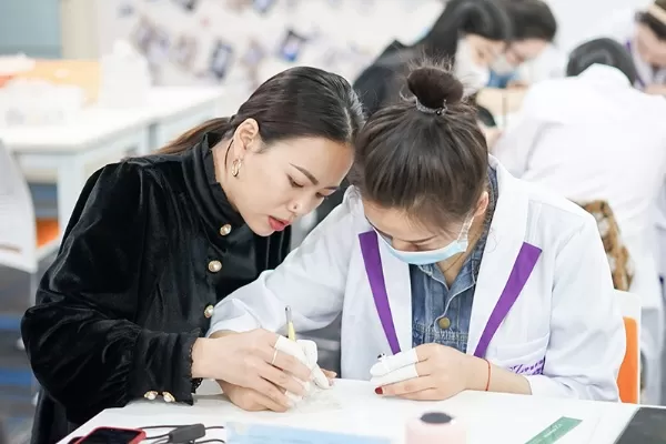 哪里学纹绣最专业？本质在于课程体系与师资实力的双重保障