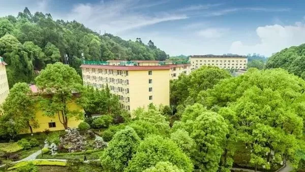 成都理工大学工程技术学院是公办还是民办？本质上是一所拥有央企支撑的特色民办高校