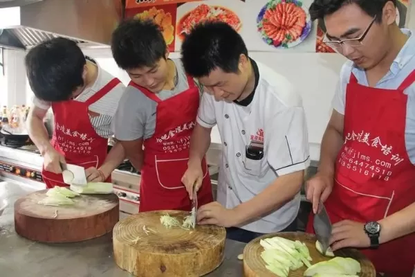 专业特色小吃培训机构是什么？职业教育中的餐饮孵化器