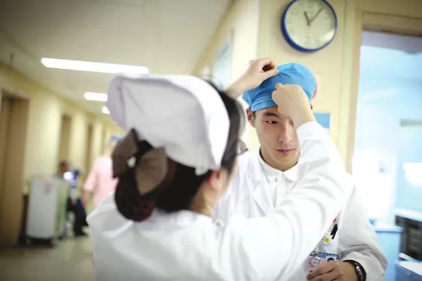 男生学护理专业将来从事什么职业？职业道路比想象更宽阔