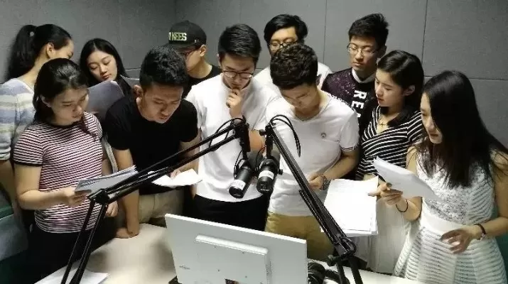 哪些大学有播音主持专业？播音主持专业顶尖院校与选择策略全解析